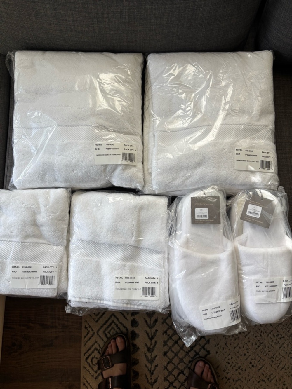 White Pack of Towels and Slippers